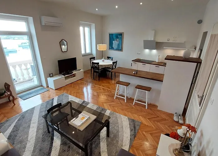 アパート Royal Balcony Al Mare ロヴィニ